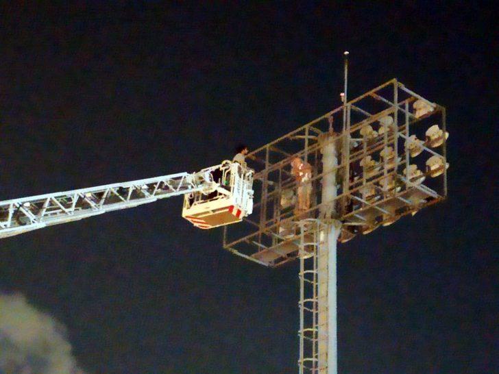 Yürekleri ağza getirdi! Yarı çıplak bir şekilde stadın aydınlatma direğine çıktı! G4