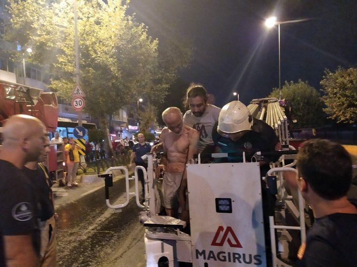 Yürekleri ağza getirdi! Yarı çıplak bir şekilde stadın aydınlatma direğine çıktı! G1