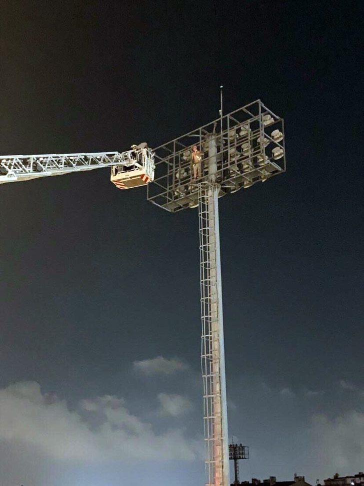 Yürekleri ağza getirdi! Yarı çıplak bir şekilde stadın aydınlatma direğine çıktı! G3
