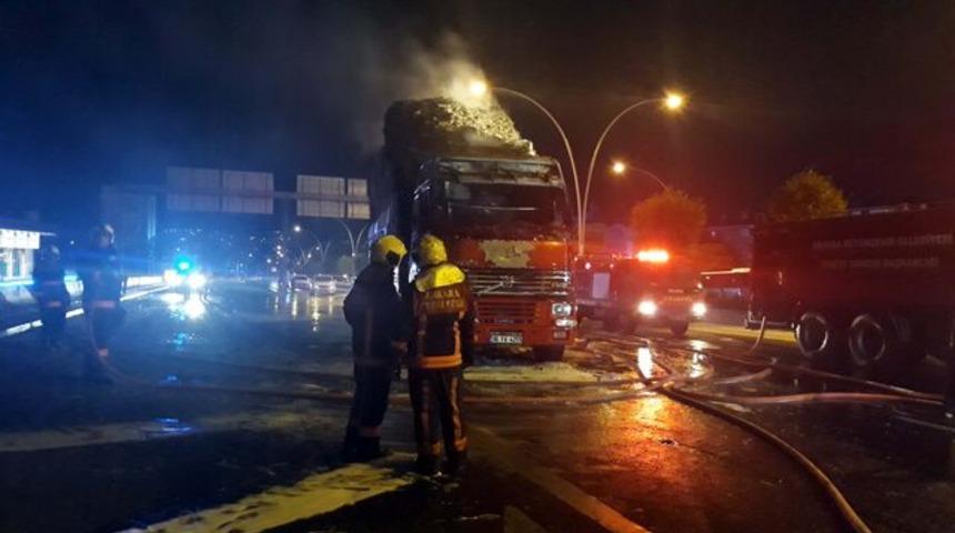 Ankara'da saman y&uuml;kl&uuml; kamyon alev alev yandı!