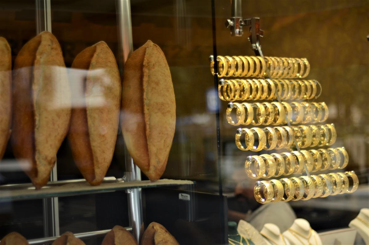 Bu kuyumcuya 'altın' almaya gelen &lsquo;ekmek&rsquo; alıp &ccedil;ıkıyor