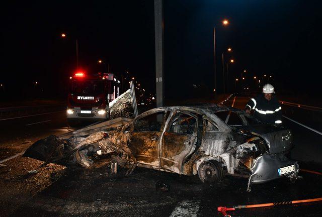 3 kişilik aile, kaza sonrası alev alan otomobilden kurtarıldı