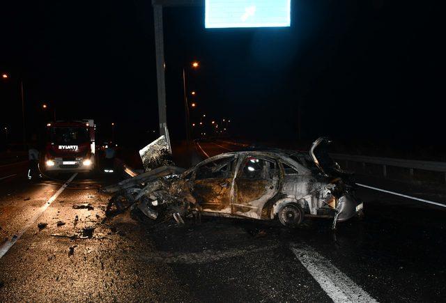 3 kişilik aile, kaza sonrası alev alan otomobilden kurtarıldı