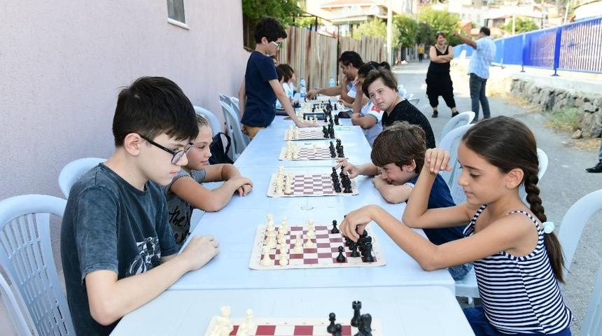 &Ccedil;iğli sokaklarında satran&ccedil; şenliği