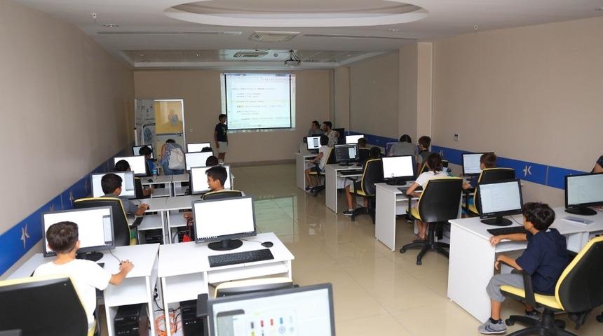 K&uuml;&ccedil;&uuml;k&ccedil;ekmeceli &ccedil;ocuklar kendi oyununu programlıyor