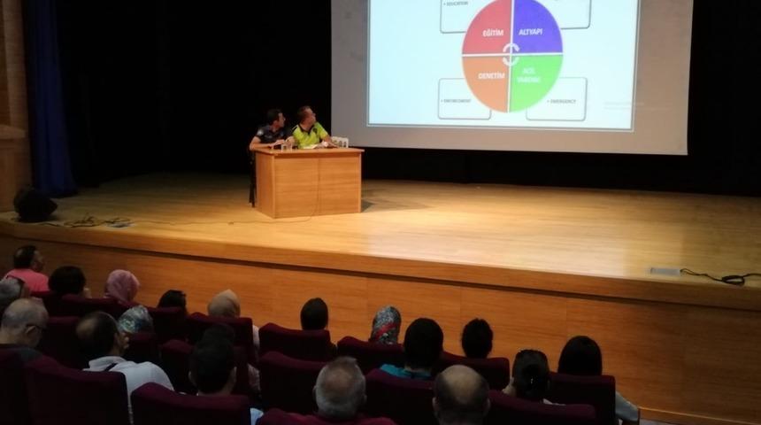 Boyabat Emniyeti &ouml;ğretmenlere trafik eğitimi veriyor