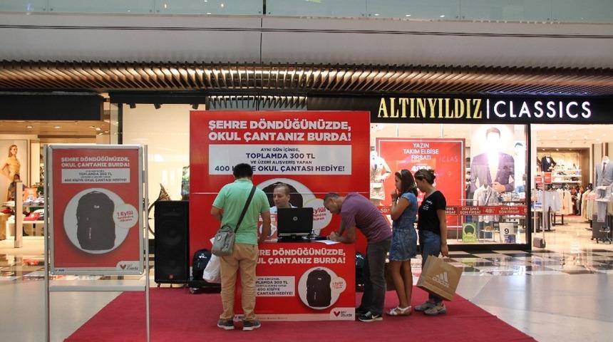 67 Burda AVM&rsquo;den okul &ccedil;antası hediye