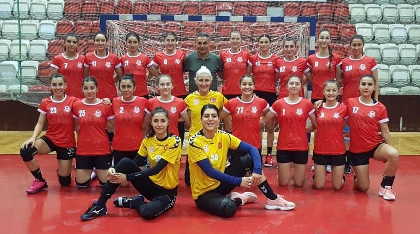 Muratpaşa Kadın Hentbol Takımı İzmir&rsquo;den kupayla d&ouml;nd&uuml;