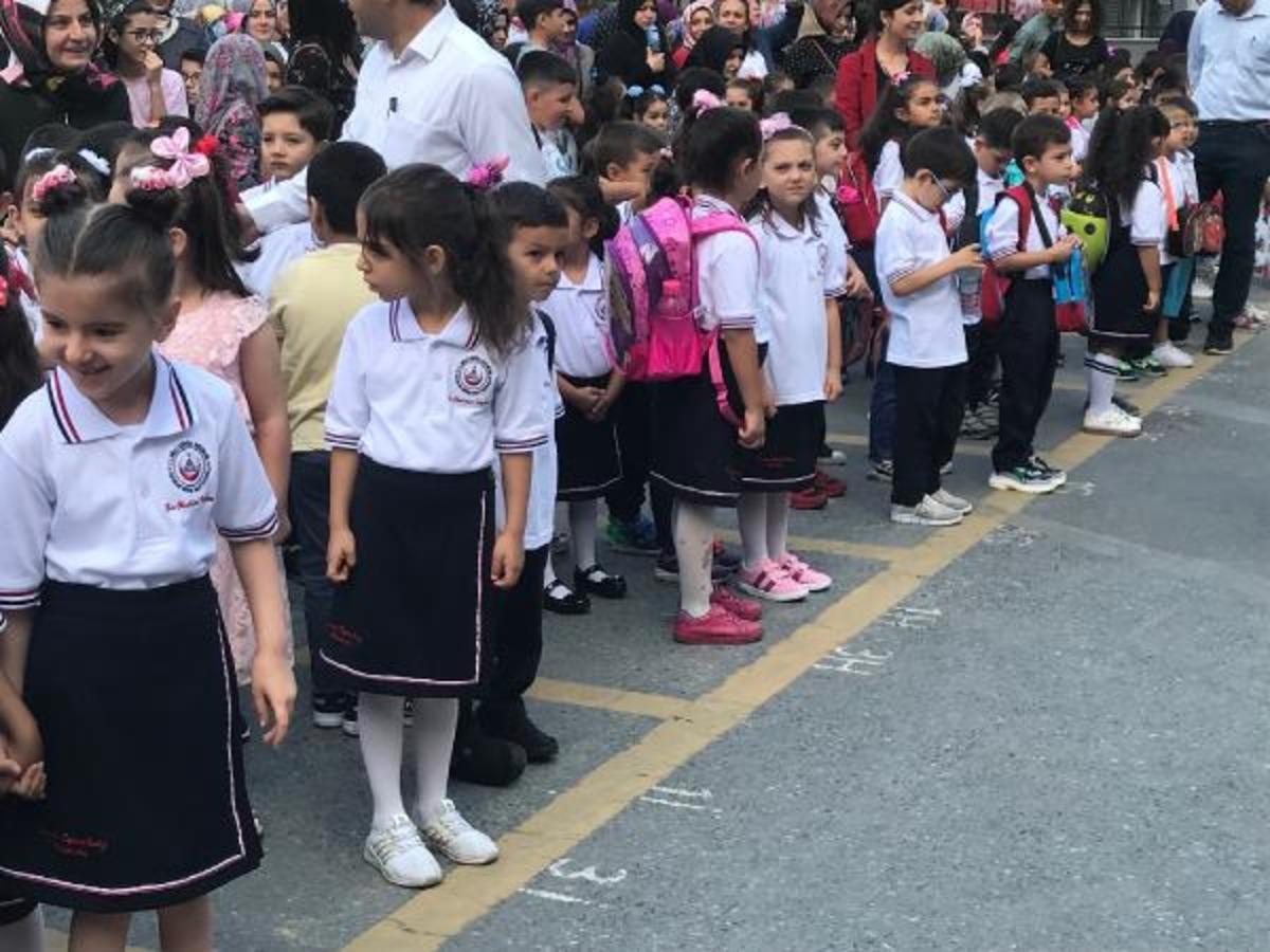 T&uuml;rkiye'de 4 milyon &ouml;ğrenci i&ccedil;in ilk ders zili bug&uuml;n &ccedil;aldı