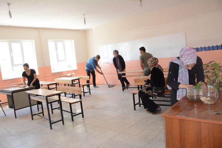 Doğunun fedakar öğretmenleri okullarını eğitim-öğretime hazırlıyor G4