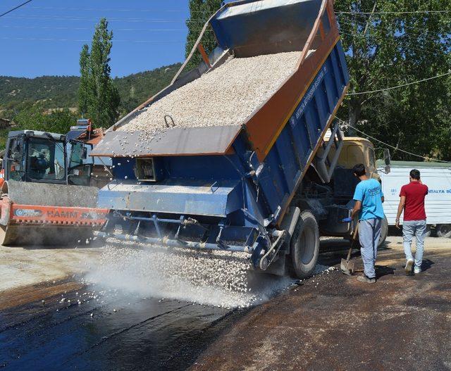 Korkuteli Güzle grup yolu asfaltlanıyor