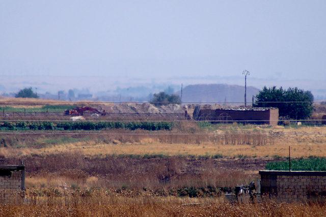 PKK/YPG’li teröristler, sınırda hendek ve tünel kazıyor