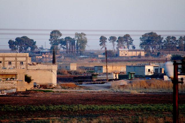 PKK/YPG’li teröristler, sınırda hendek ve tünel kazıyor