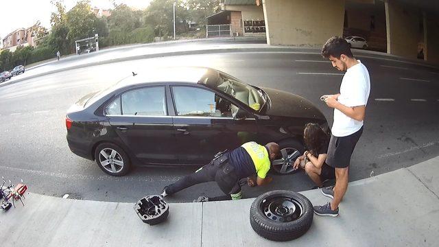 Trafik polisi gençlerin yardımına koştu, araçlarının lastiğini değiştirdi