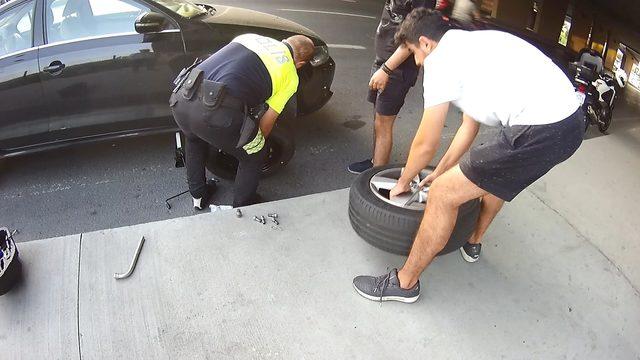 Trafik polisi gençlerin yardımına koştu, araçlarının lastiğini değiştirdi