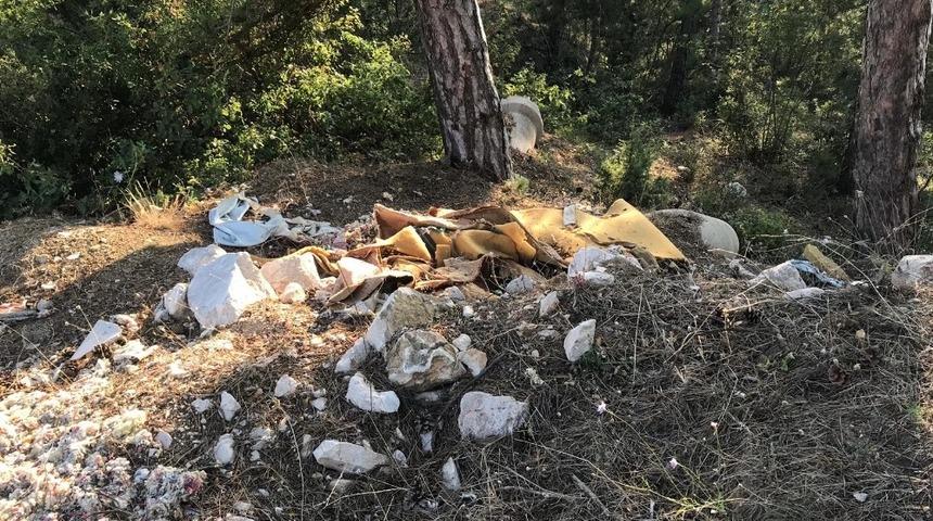 Pelit&ouml;z&uuml; G&ouml;leti ve g&ouml;lete giden yollar pislikten ge&ccedil;ilmiyor