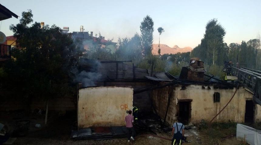 Van&rsquo;da k&ouml;m&uuml;rl&uuml;k yangını