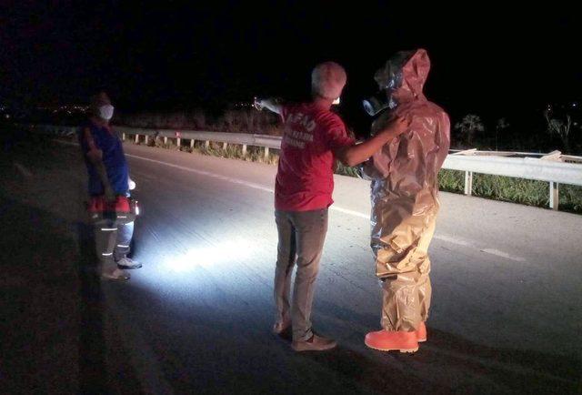 Kamyondan yola düşen varillerden fosforik asit aktı