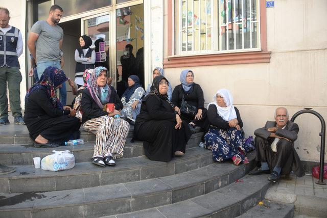 HDP önündeki eyleme PKK'nın kaçırdığı polis ve askerlerin aileleri de katıldı (2)