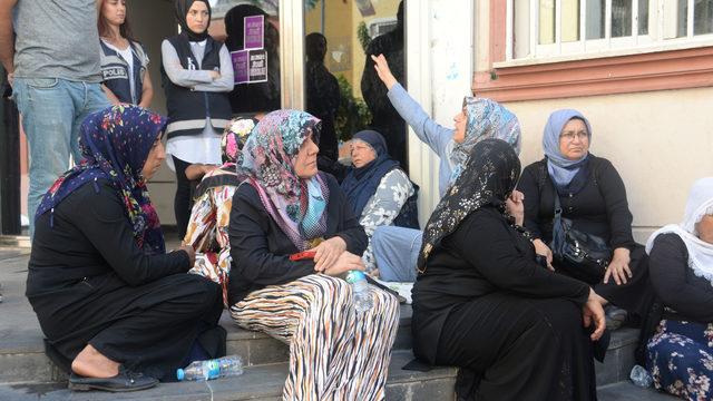 HDP önündeki eyleme PKK'nın kaçırdığı polis ve askerlerin aileleri de katıldı (2)