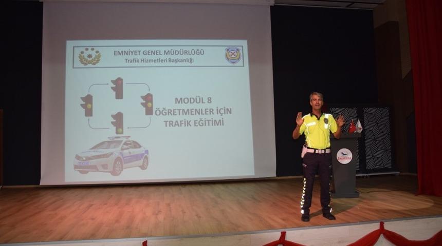 Öğretmenlere trafik eğitimi verildi