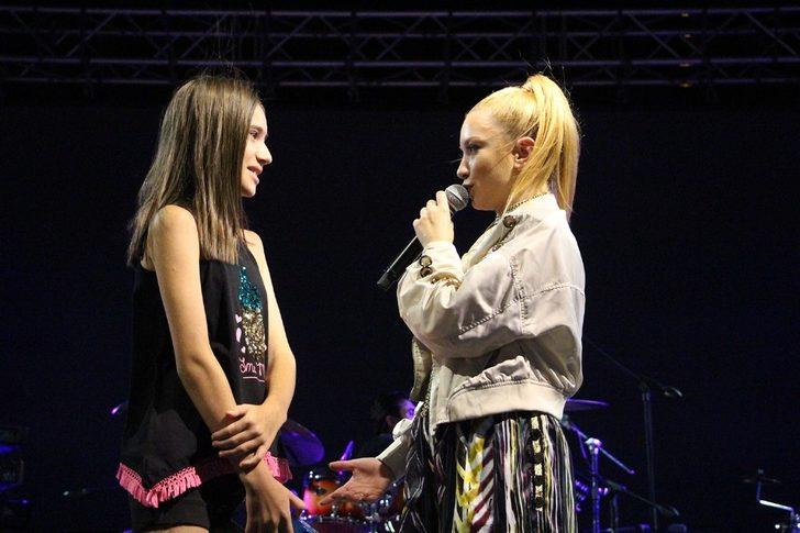 Ece Seçkin Kula’nın kurtuluş gecesinde sahne aldı G1