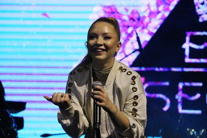 Ece Seçkin Kula’nın kurtuluş gecesinde sahne aldı G2