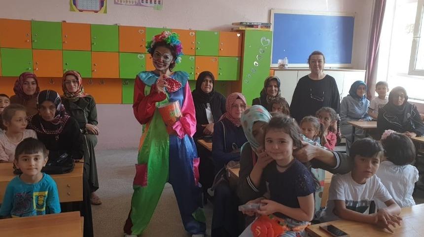 Minik öğrencileri palyaço kılığındaki öğretmen karşıladı