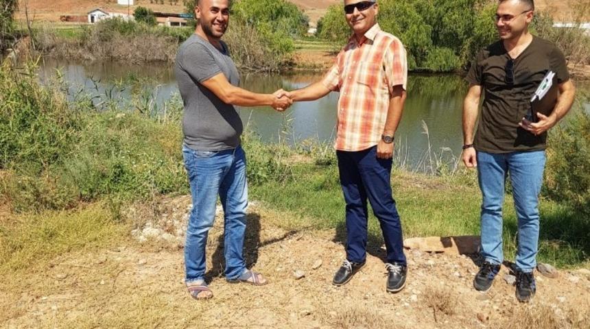 Avanoslu balıkçı Kızılırmak’a 30 bin sazan yavrusu bıraktı