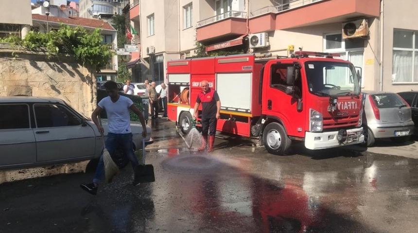 Sokaklar deterjanlı su ile yıkandı