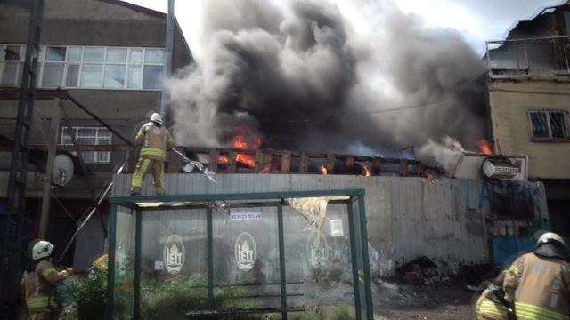 Sultangazi'de araç parçalarının bulunduğu tamirhanede yangın