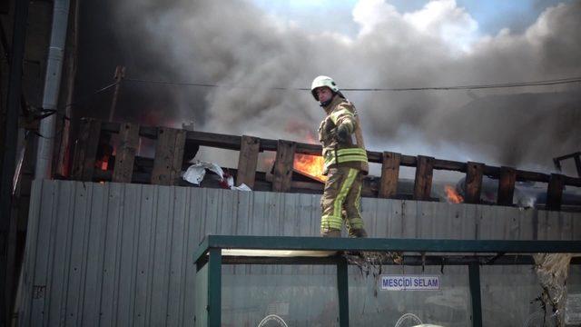 Sultangazi'de araç parçalarının bulunduğu tamirhanede yangın