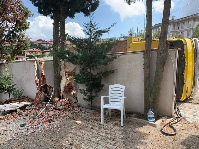 Üsküdar'da freni boşalan kamyon bahçe duvarına çarptı