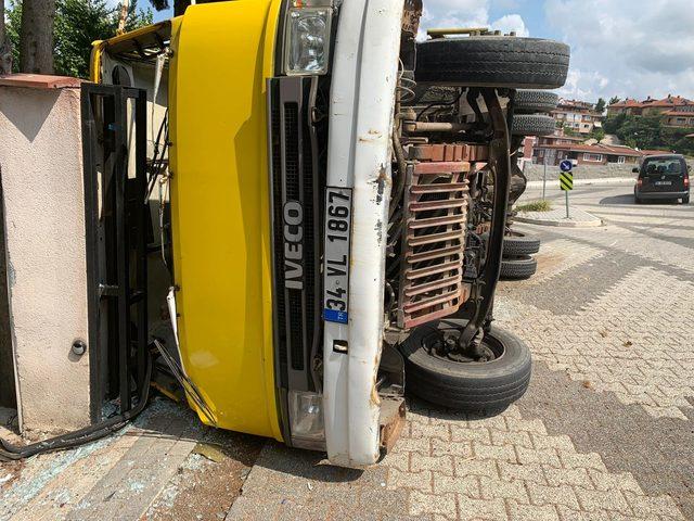 Üsküdar'da freni boşalan kamyon bahçe duvarına çarptı