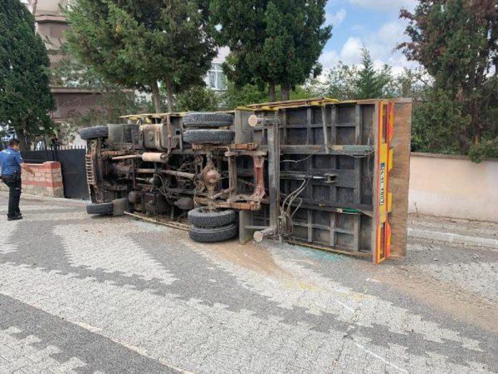 Üsküdar'da freni patlayan kamyon dehşet saçtı G2