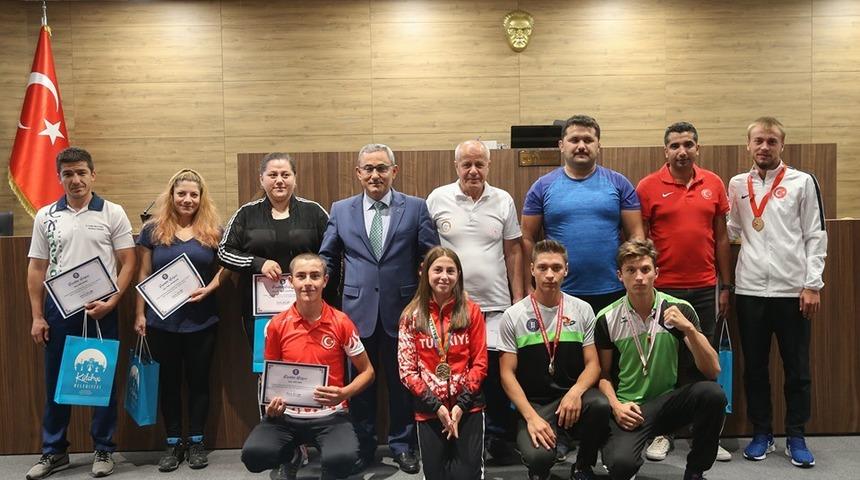 Başarılı sporcular &ouml;d&uuml;llendirildi