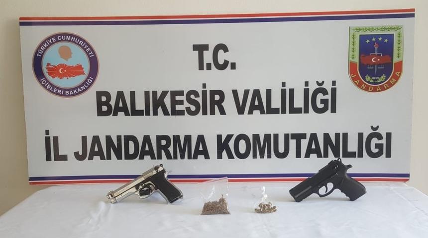 Jandarmadan uyuşturucu ve silah operasyonu