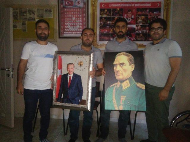 Şehit ve gazi derneğine Atatürk ve Erdoğan posteri hediye edildi