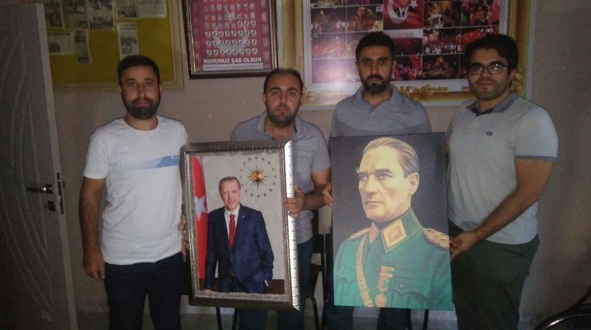 Şehit ve gazi derneğine Atat&uuml;rk ve Erdoğan posteri hediye edildi