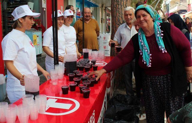 Alaşehir’de 5 ton üzüm suyu dağıtıldı