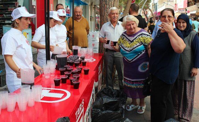 Alaşehir’de 5 ton üzüm suyu dağıtıldı