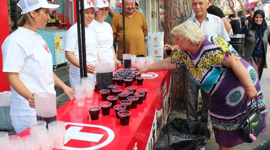 Alaşehir’de 5 ton üzüm suyu dağıtıldı