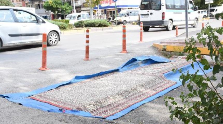 Kanalizasyon kokan mazgalı halıyla kapladılar