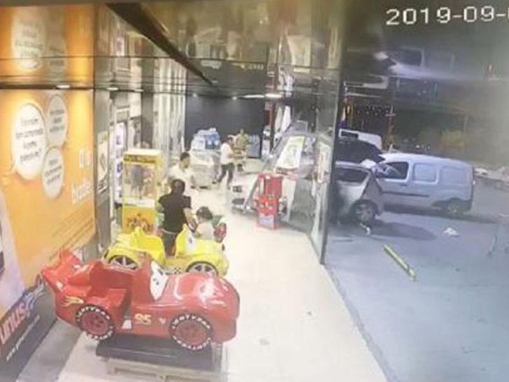 Ankara'da 3 yaşındaki çocuğun anahtarını çevirdiği otomobil markete daldı 