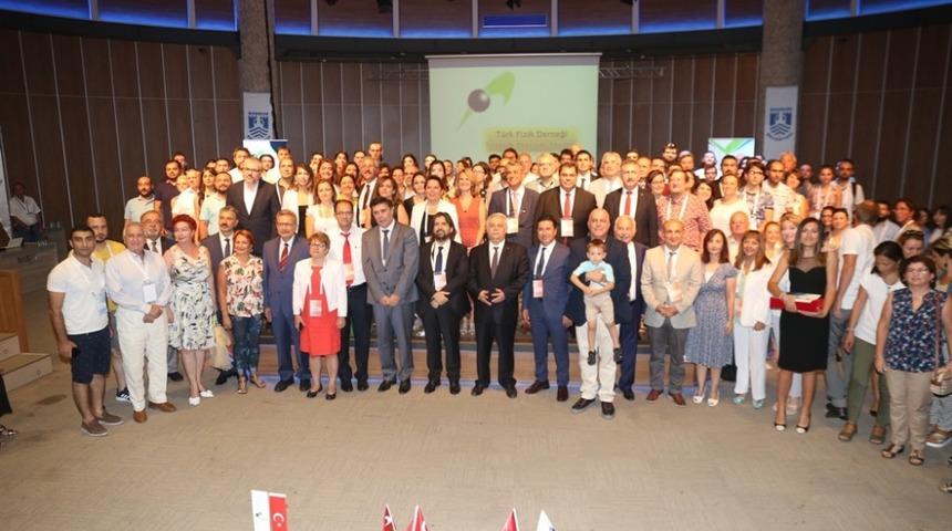 Bilim insanları 35. Fizik Kongresi&rsquo;nde buluştu