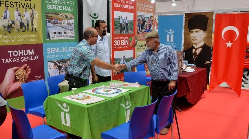 Tepebaşı Belediyesi &uuml;reticilerin yanında