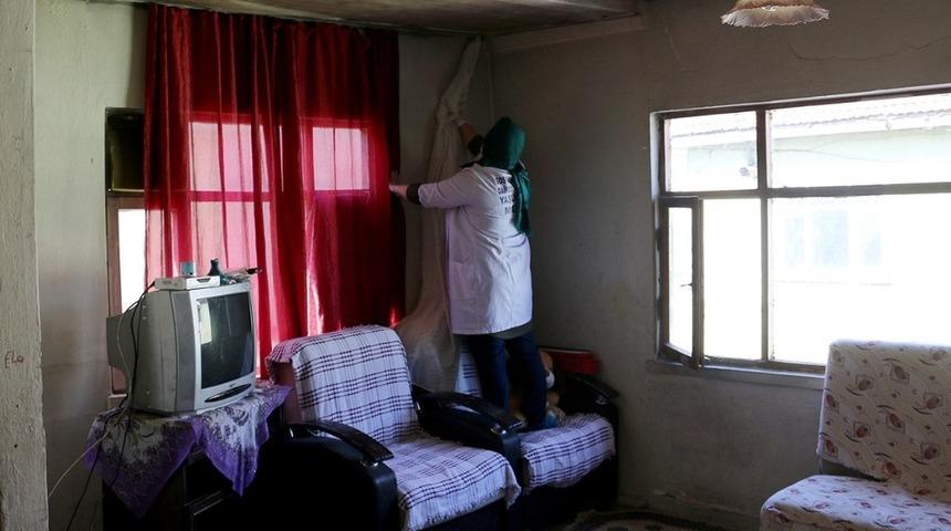 Annelerinin bırakıp gittiği, babalarının ilgilenmediği 3 &ccedil;ocuğun kaldığı ev ekiplerce temizlendi