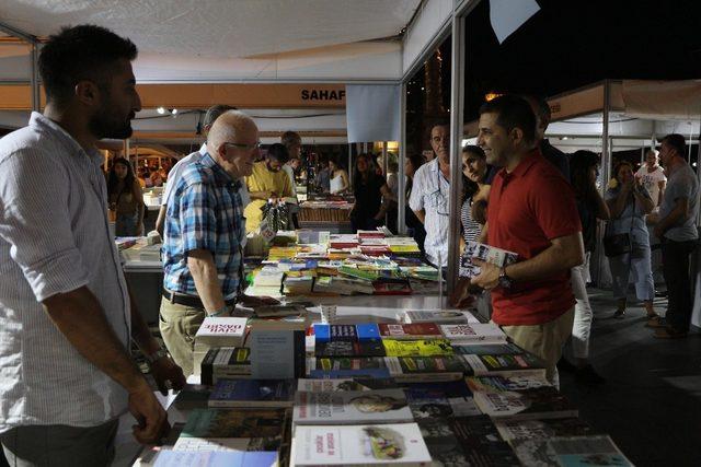 Kuşadası ’Kitap ve İmza Günleri’ devam ediyor