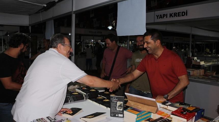 Kuşadası &rsquo;Kitap ve İmza G&uuml;nleri&rsquo; devam ediyor
