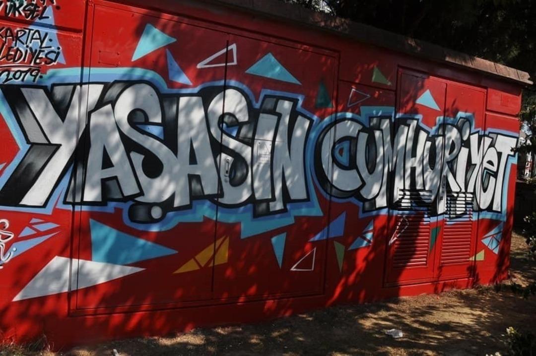 &lsquo;Yaşasın Cumhuriyet&rsquo; graffitileri, Kartal&rsquo;a renk kattı